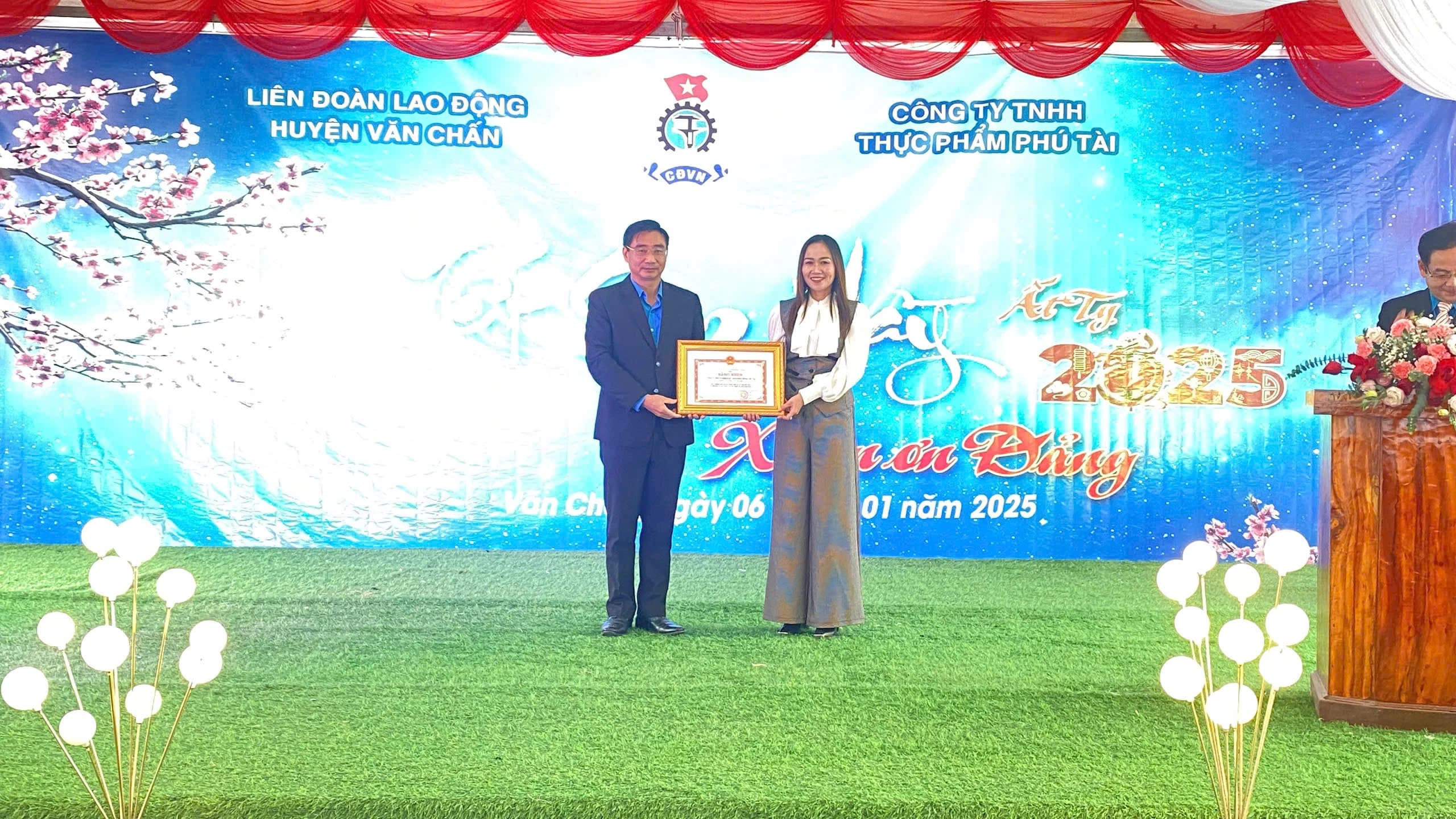 Công Ty TNHH Thực Phẩm Phú Tài vinh hạnh đựơc phối hợp với Liên đoàn lao động Huyện Văn Chấn tổ chức chương trình Tết sum vầy – Xuân ơn Đảng 2025.